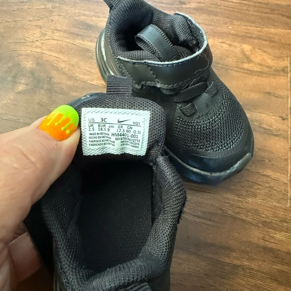 Nike Cosmic Runner All-Black Kids' Sneakers-Size 3C NWOT
